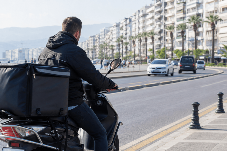 İzmir Moto Kurye Fiyatları 2026: Ücreti Neler Belirler?